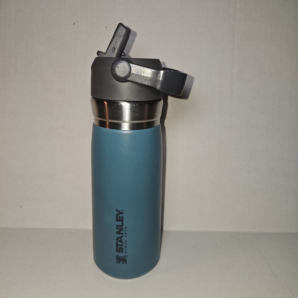 Stanley The Go Flip Straw Water Bottle 22 OZ Blue/Green - Picture 1 of 9